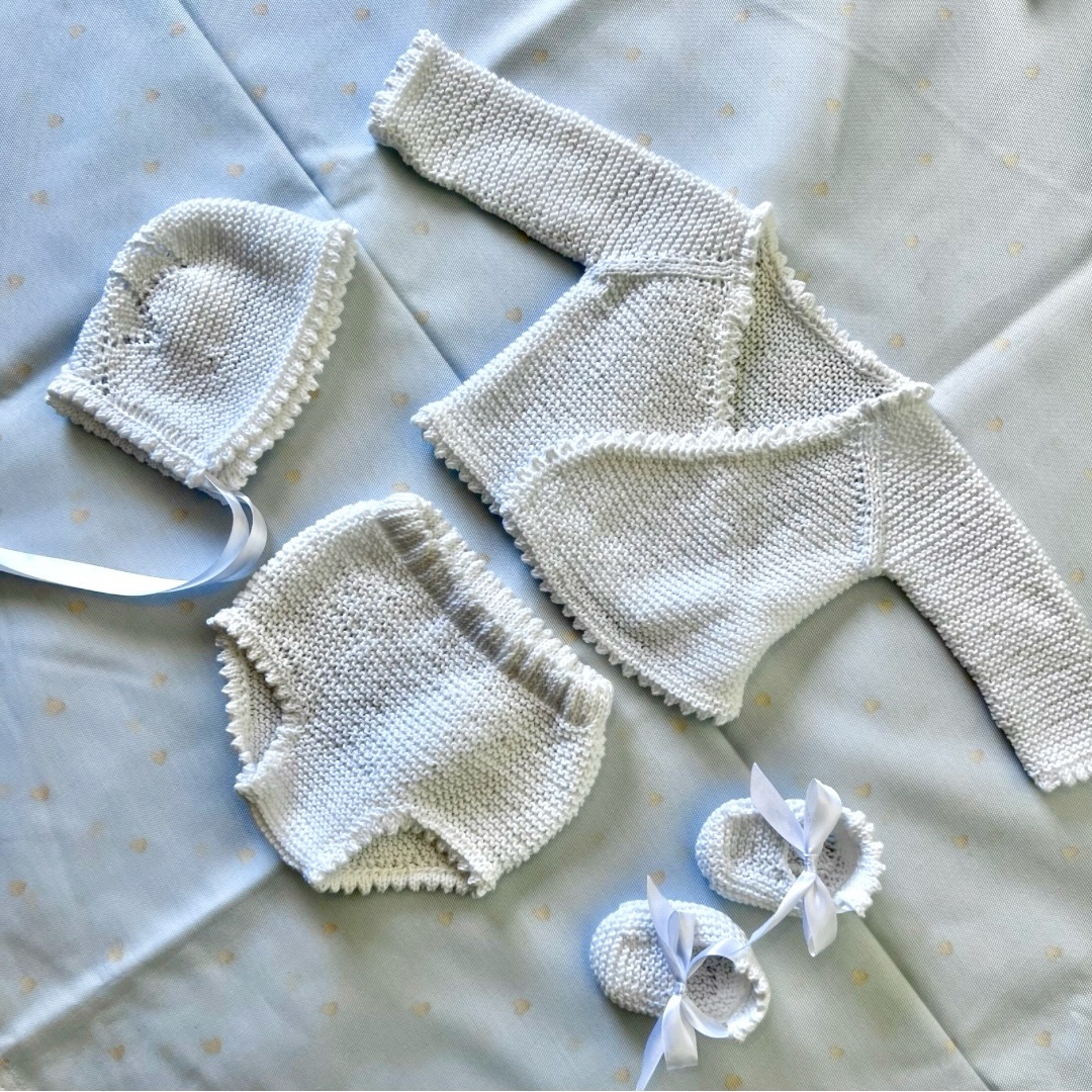 Hemos incorporado a la web nuestros conjuntos de primera puesta tejidos a mano en algodón 100%.
Son piezas únicas, realizadas con mimo y pensadas para esos primeros días tan especiales.
Modelos únicos.
Conjuntos completos de 4 piezas disponibles por 65€
Ya en www.happycloudshop.com
Disponibilidad:
Foto 1: disponible ✅
Foto 2: disponible ✅
Foto 3: Vendido ❌
Foto 4 disponible ✅